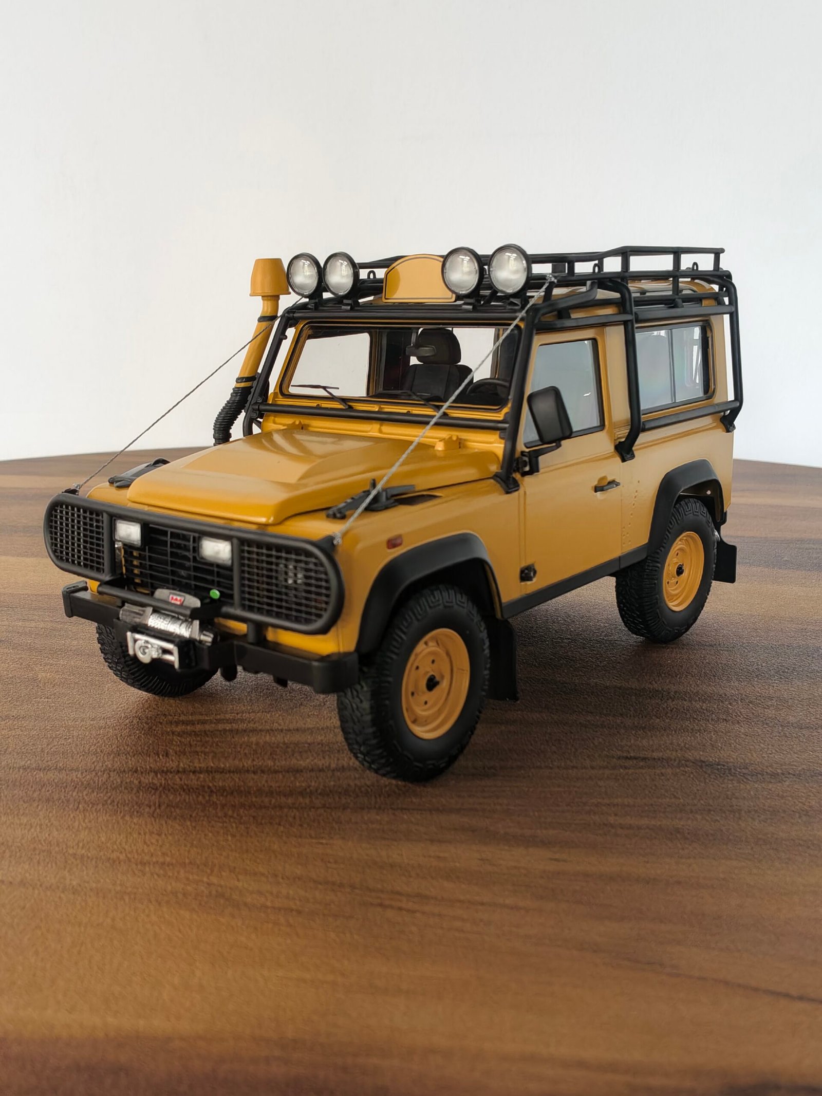 Land Rover Defender 110 Yellow 1:18