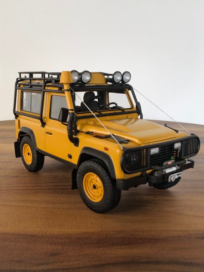 Land Rover Defender 110 Yellow 1:18 - Image 8