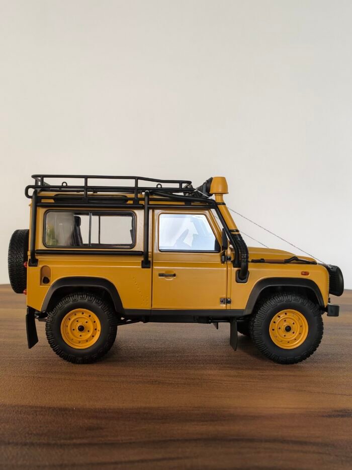 Land Rover Defender 110 Yellow 1:18 - Image 7