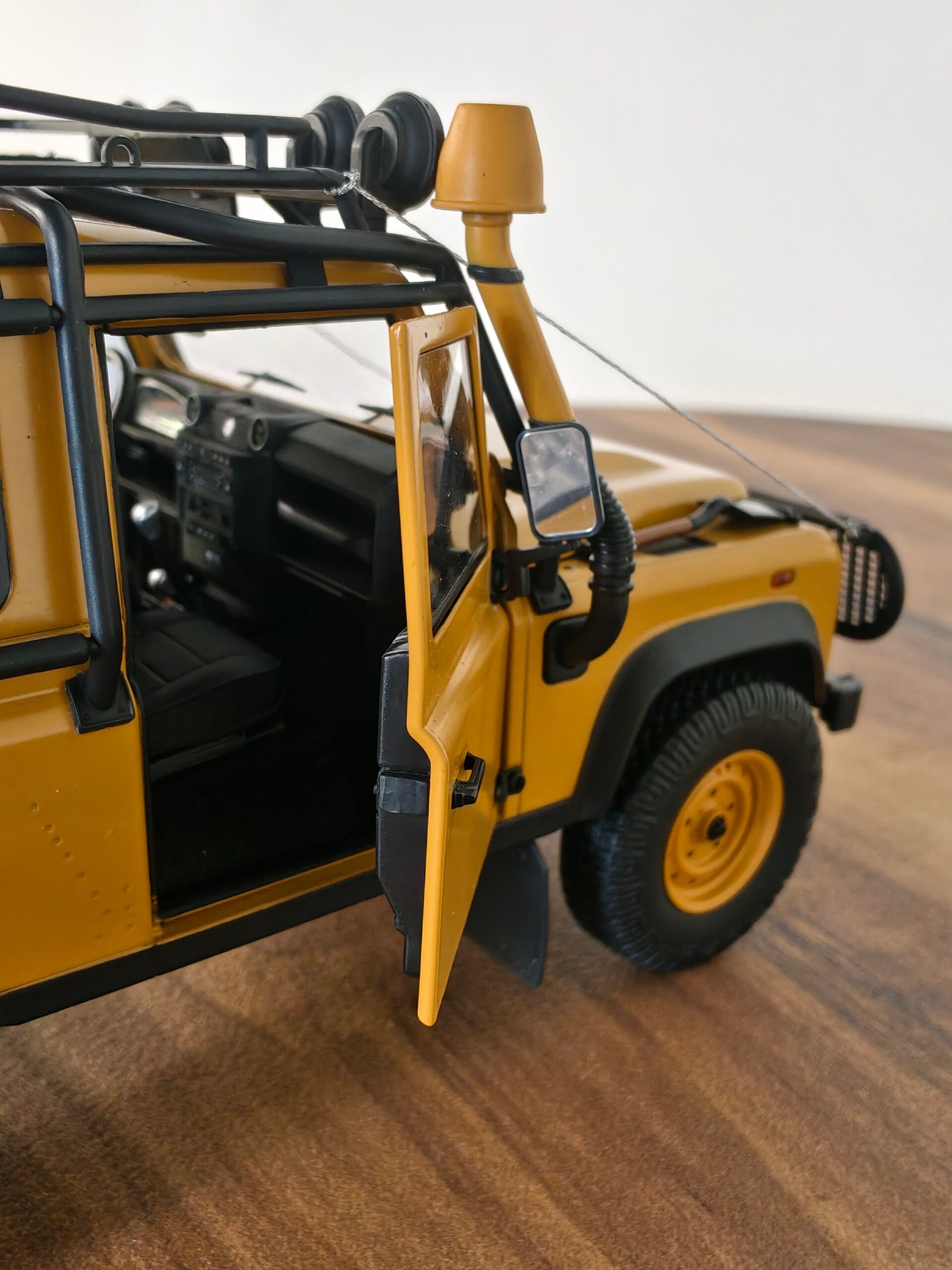 Land Rover Defender 110 Yellow 1:18 - Image 5