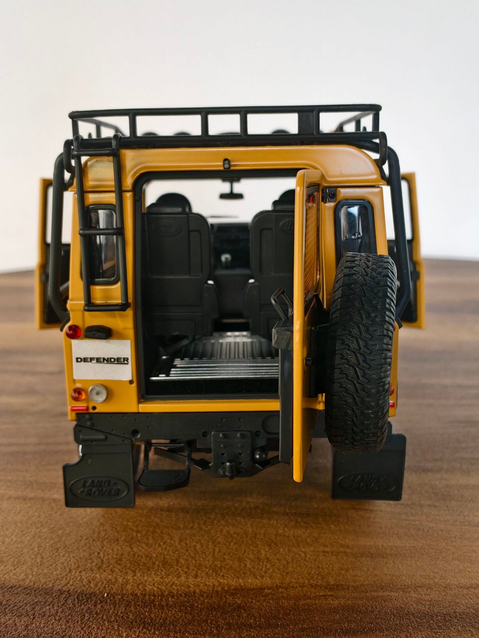 Land Rover Defender 110 Yellow 1:18 - Image 4