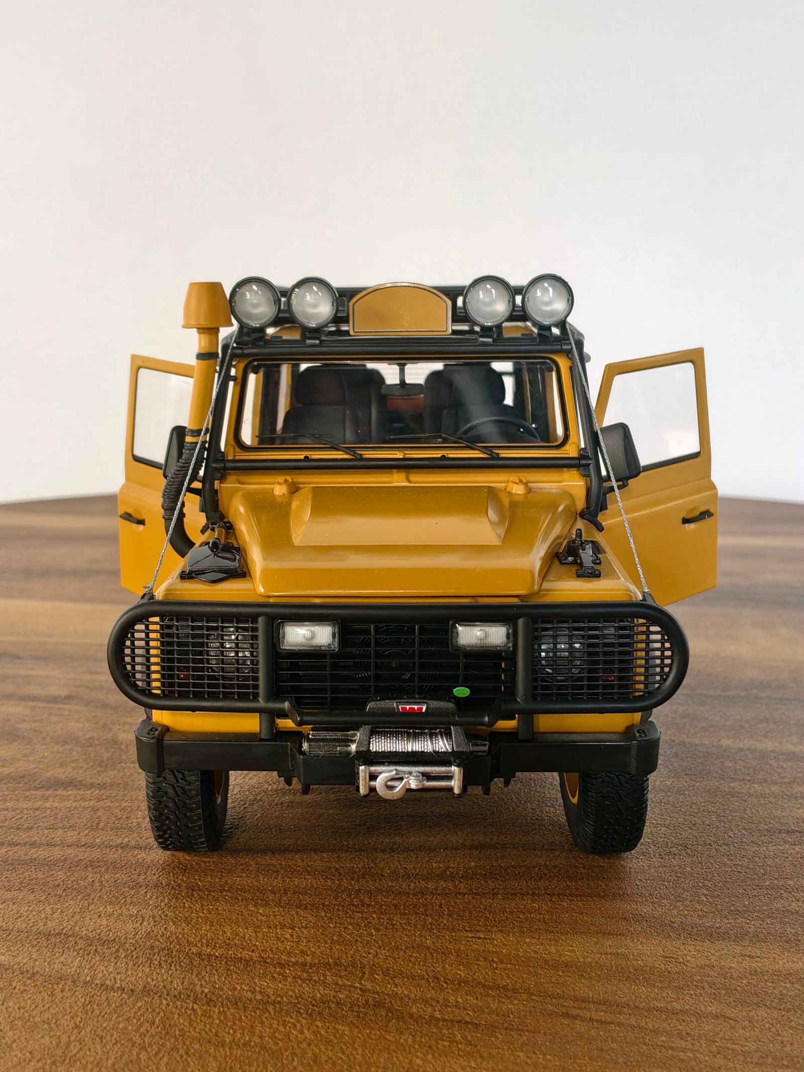 Land Rover Defender 110 Yellow 1:18 - Image 3