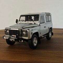 Land Rover Defender 90 (Silver) Scale 1/18