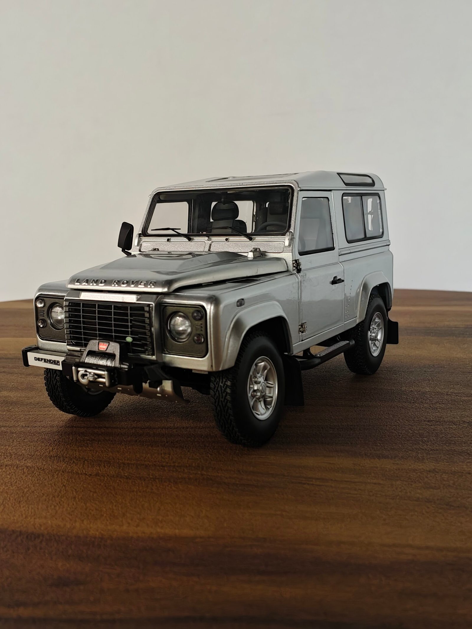 Land Rover Defender 90 (Silver) Scale 1/18