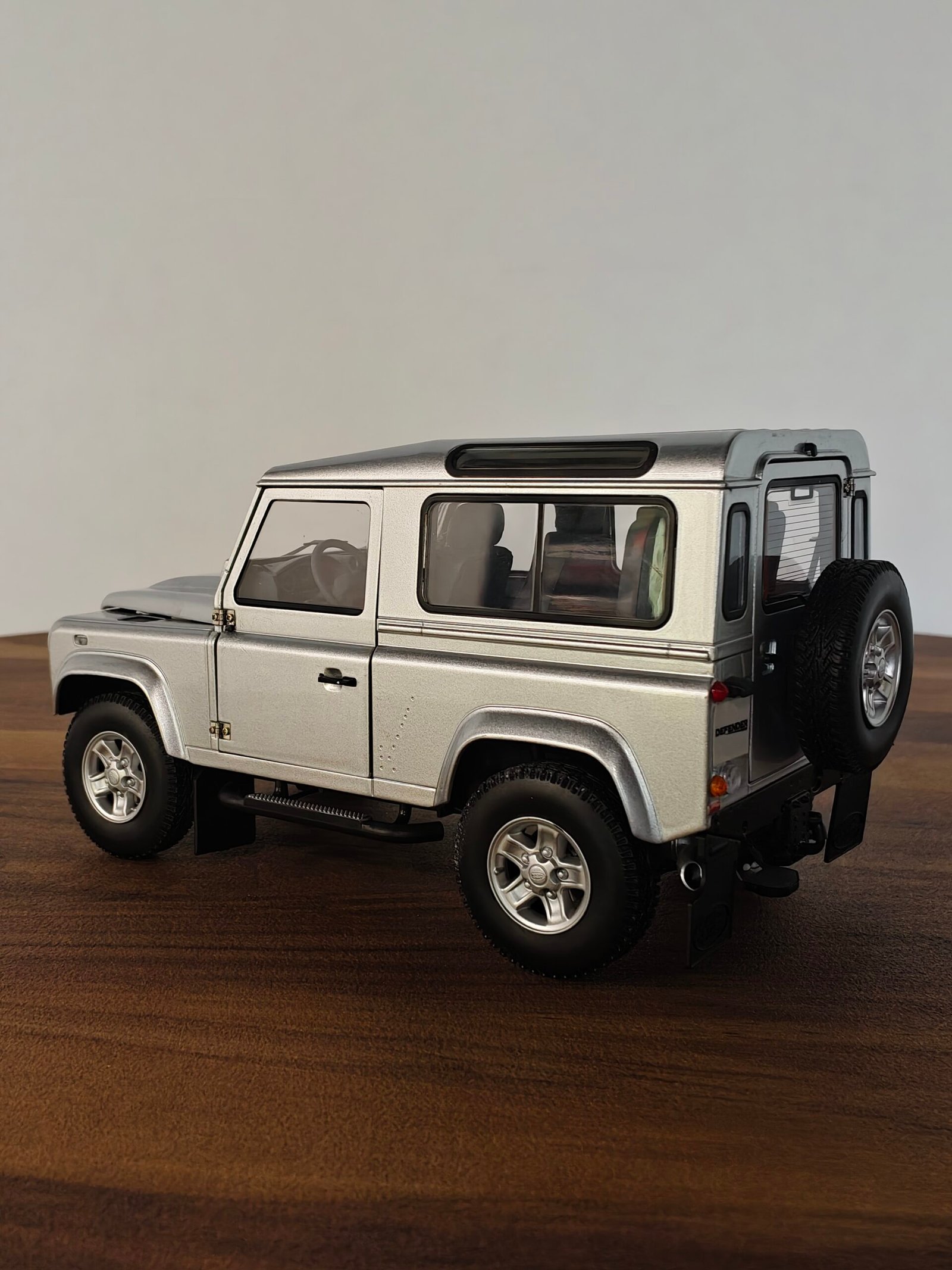 Land Rover Defender 90 (Silver) Scale 1/18 - Image 2