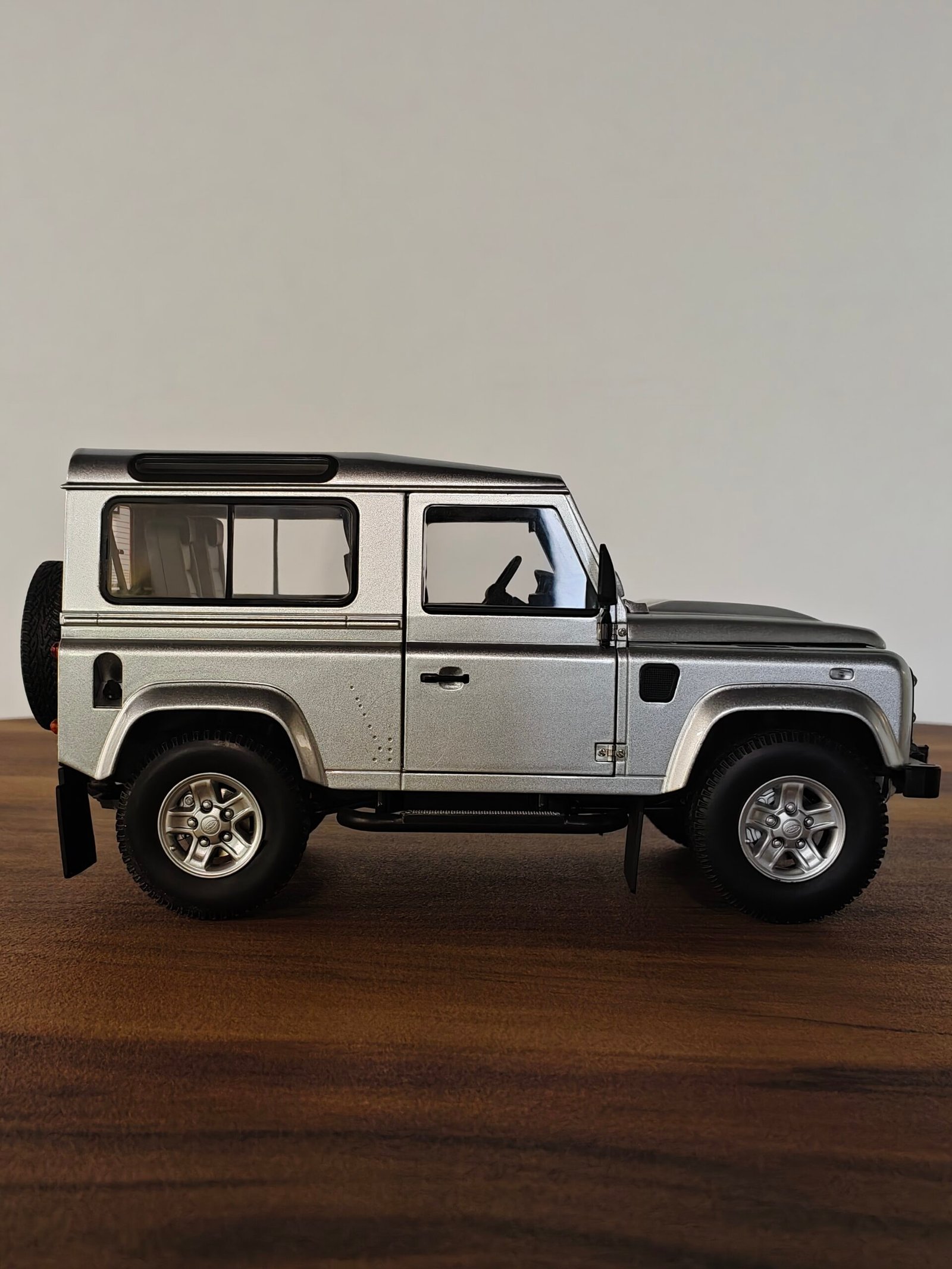 Land Rover Defender 90 (Silver) Scale 1/18 - Image 3