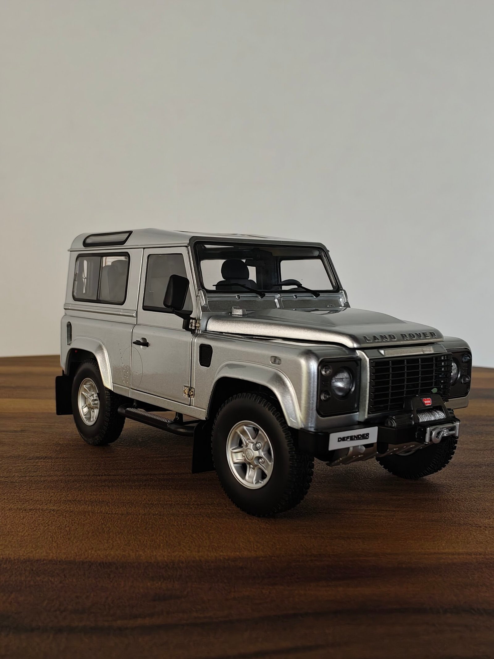 Land Rover Defender 90 (Silver) Scale 1/18 - Image 4