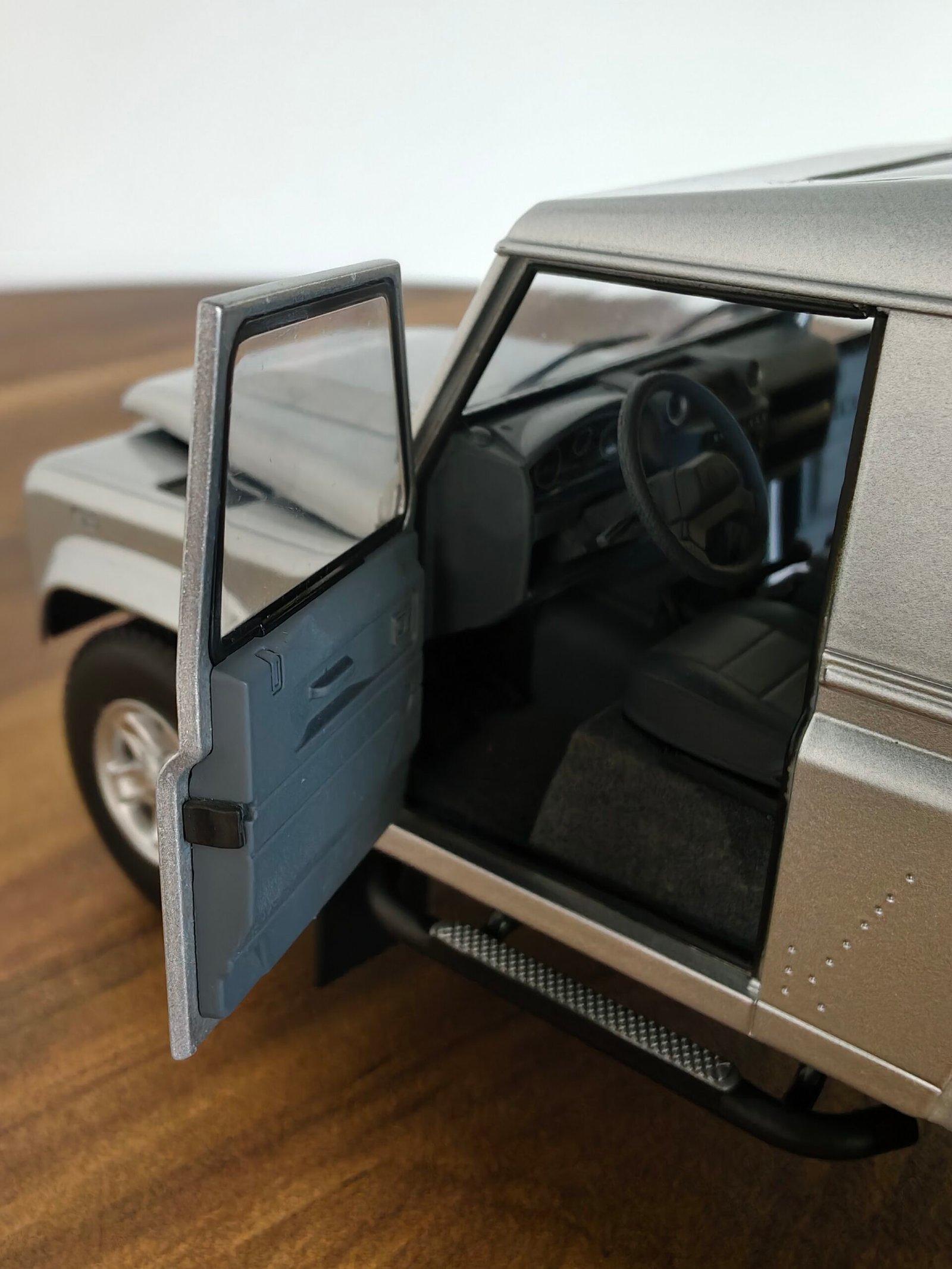 Land Rover Defender 90 (Silver) Scale 1/18 - Image 5