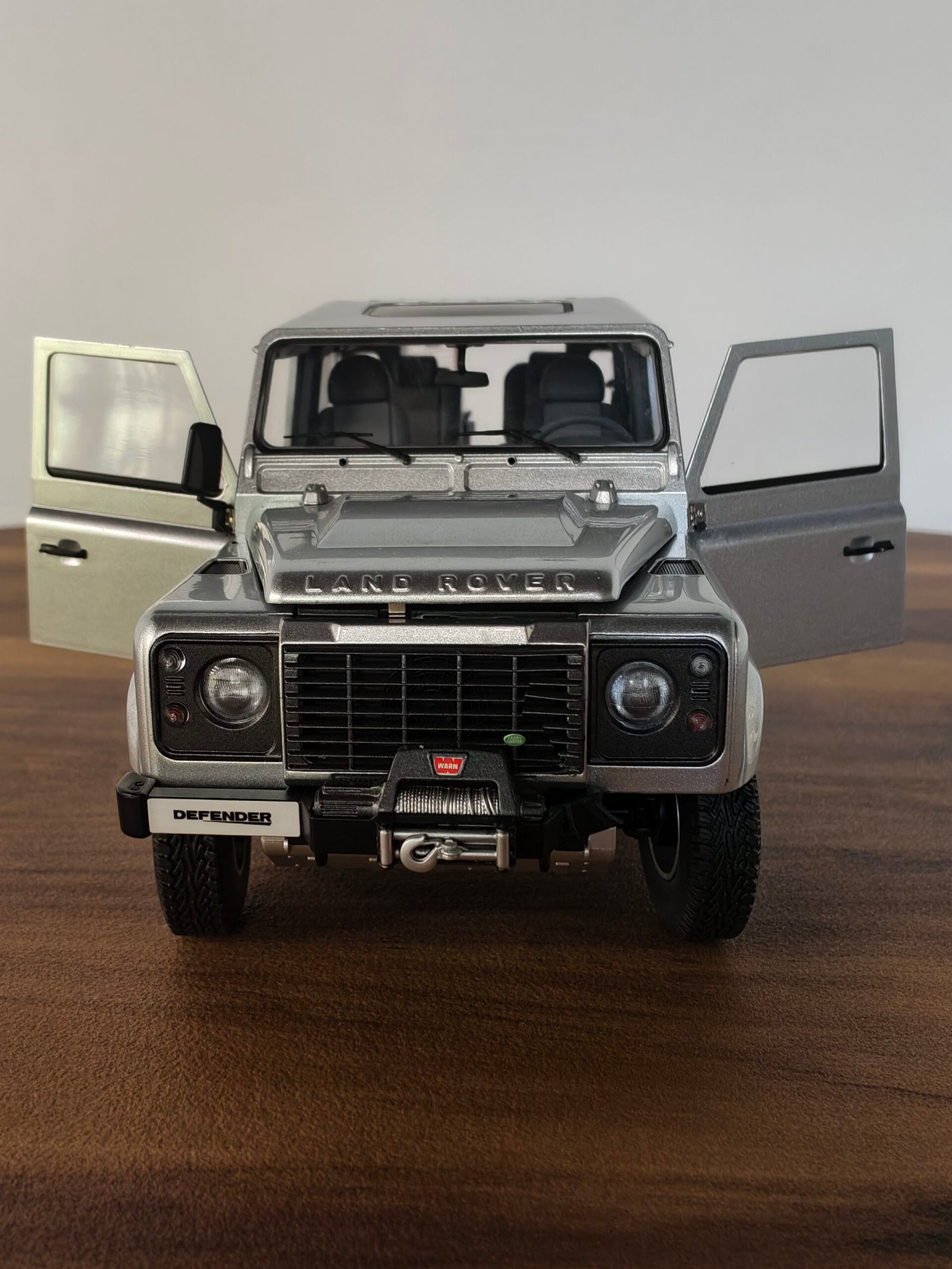 Land Rover Defender 90 (Silver) Scale 1/18 - Image 7