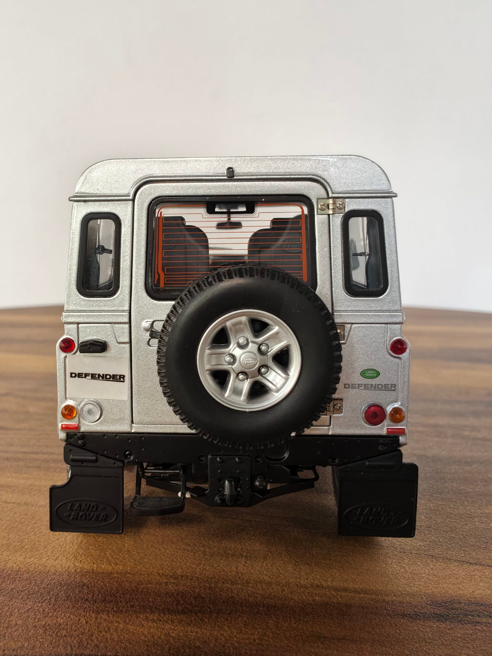 Land Rover Defender 90 (Silver) Scale 1/18 - Image 8