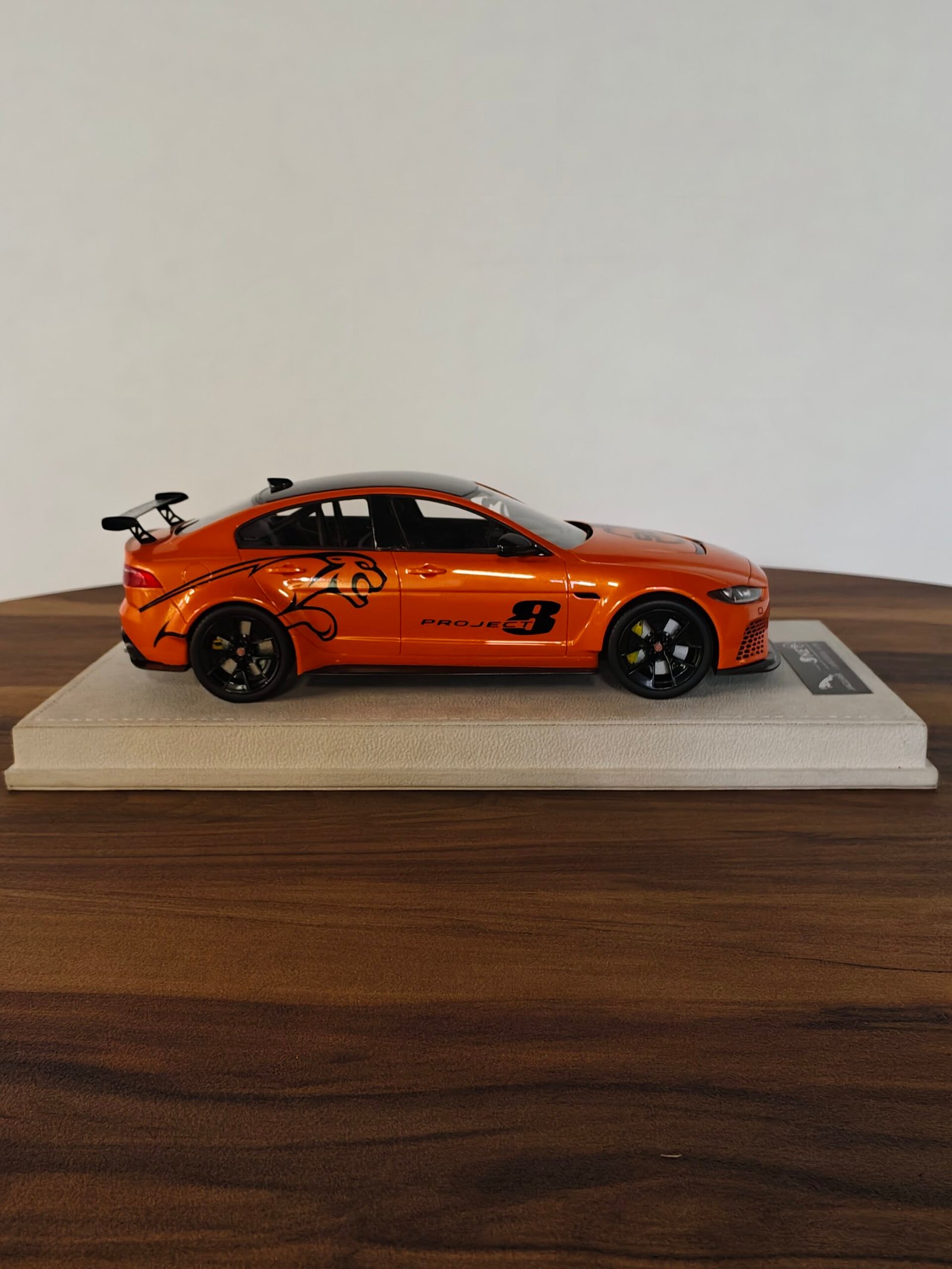 Jaguar Project 8 Xe Sv (Orange) 1:18 - Image 3