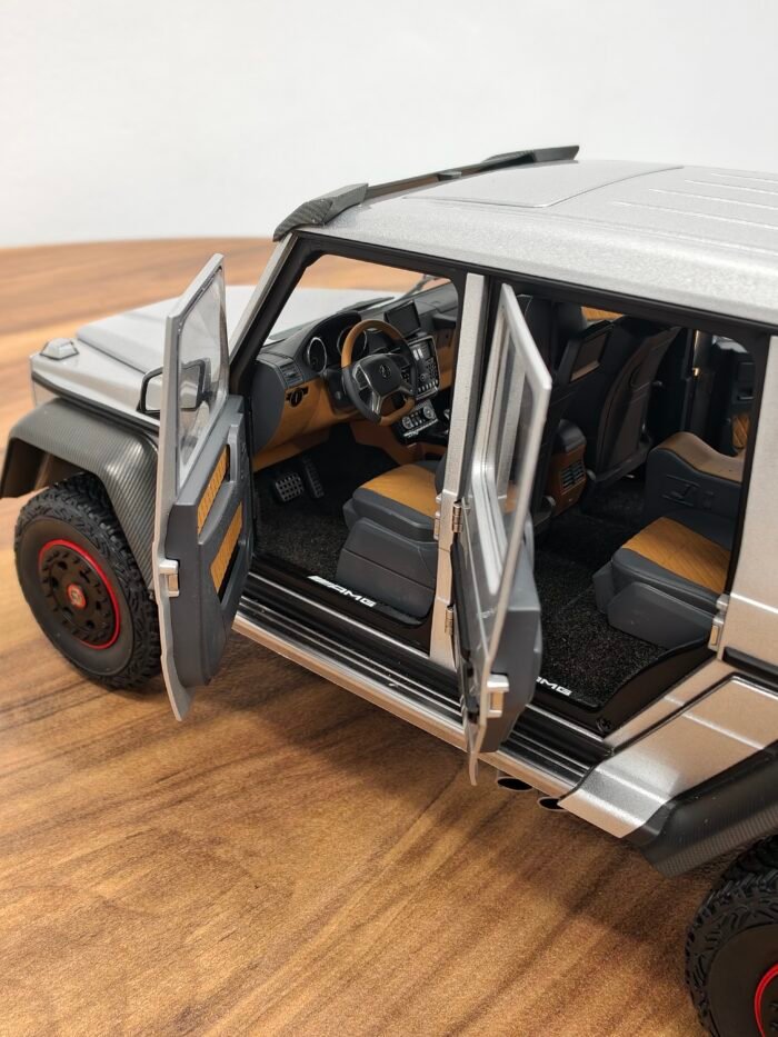 Mercedes Benz G63 AMG 6X6( Silver) 1:18 - Image 3