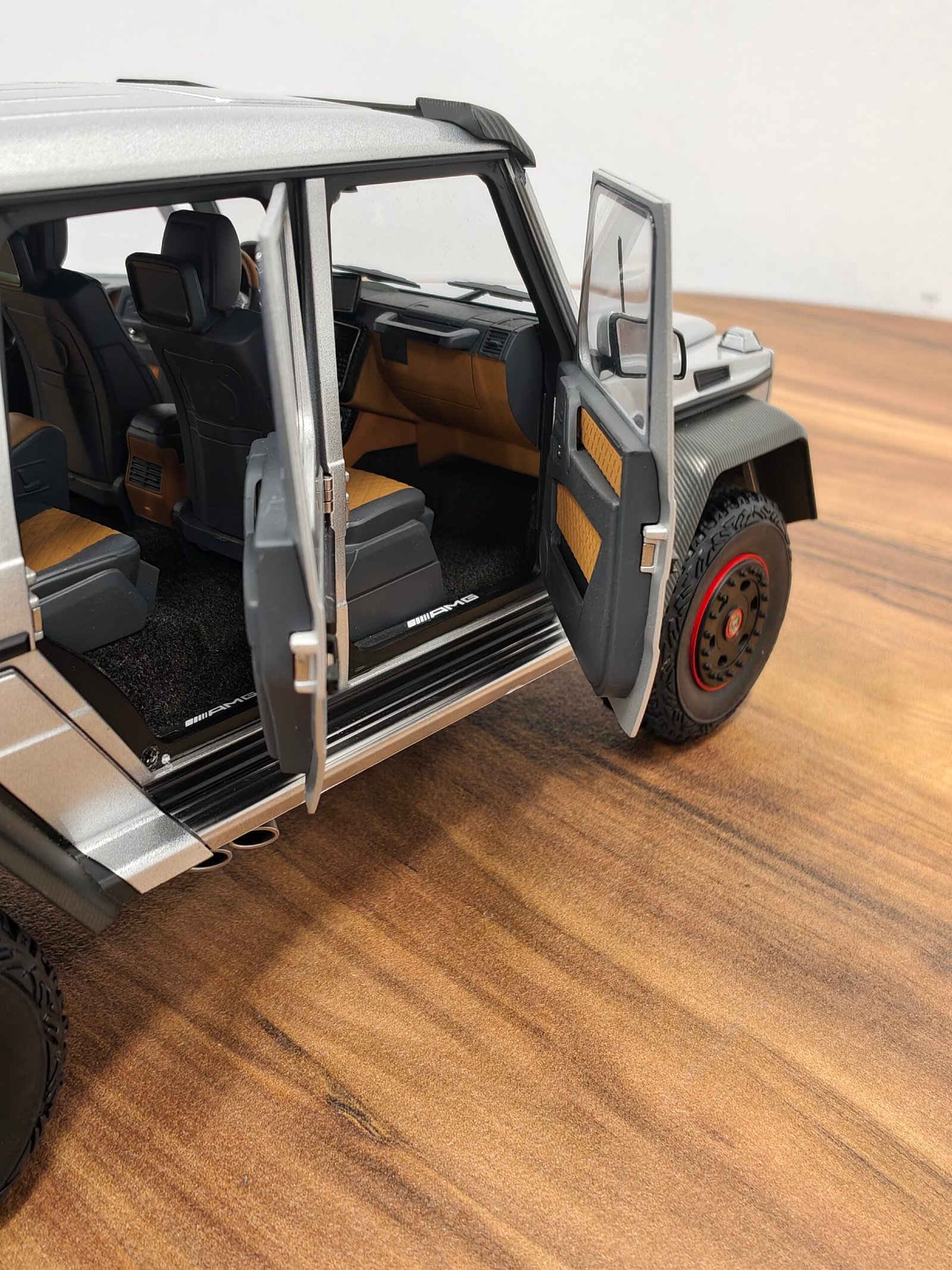 Mercedes Benz G63 AMG 6X6( Silver) 1:18 - Image 4