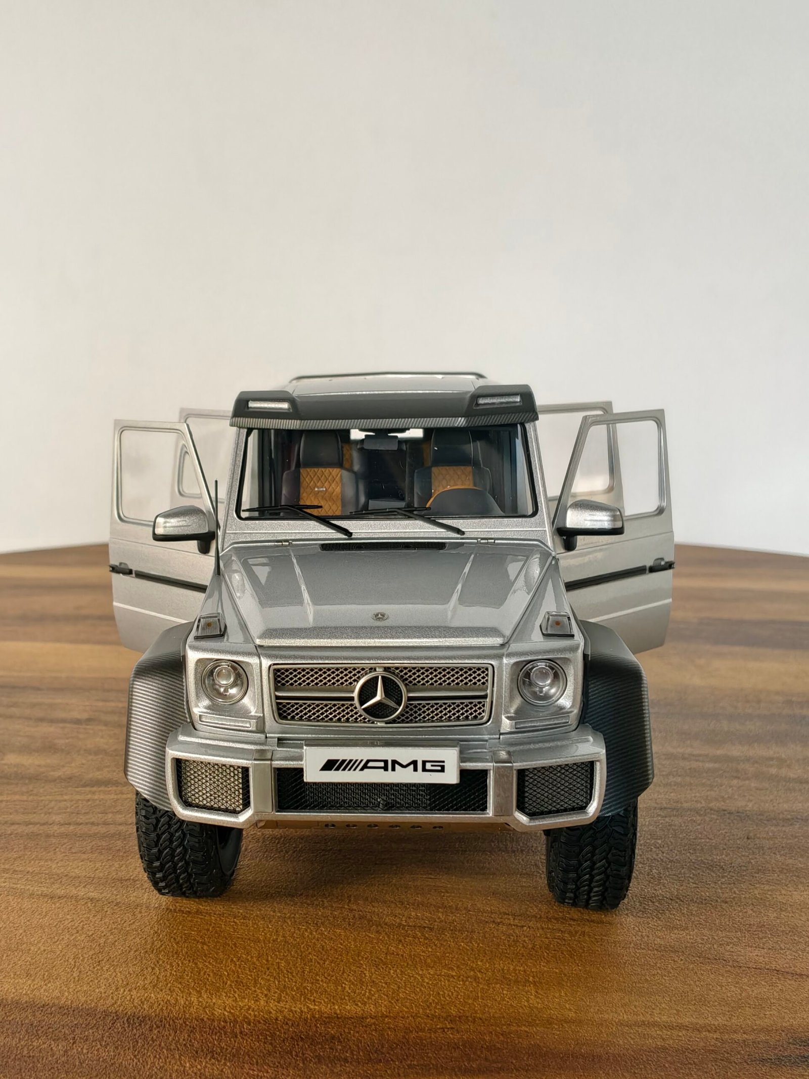 Mercedes Benz G63 AMG 6X6( Silver) 1:18 - Image 5