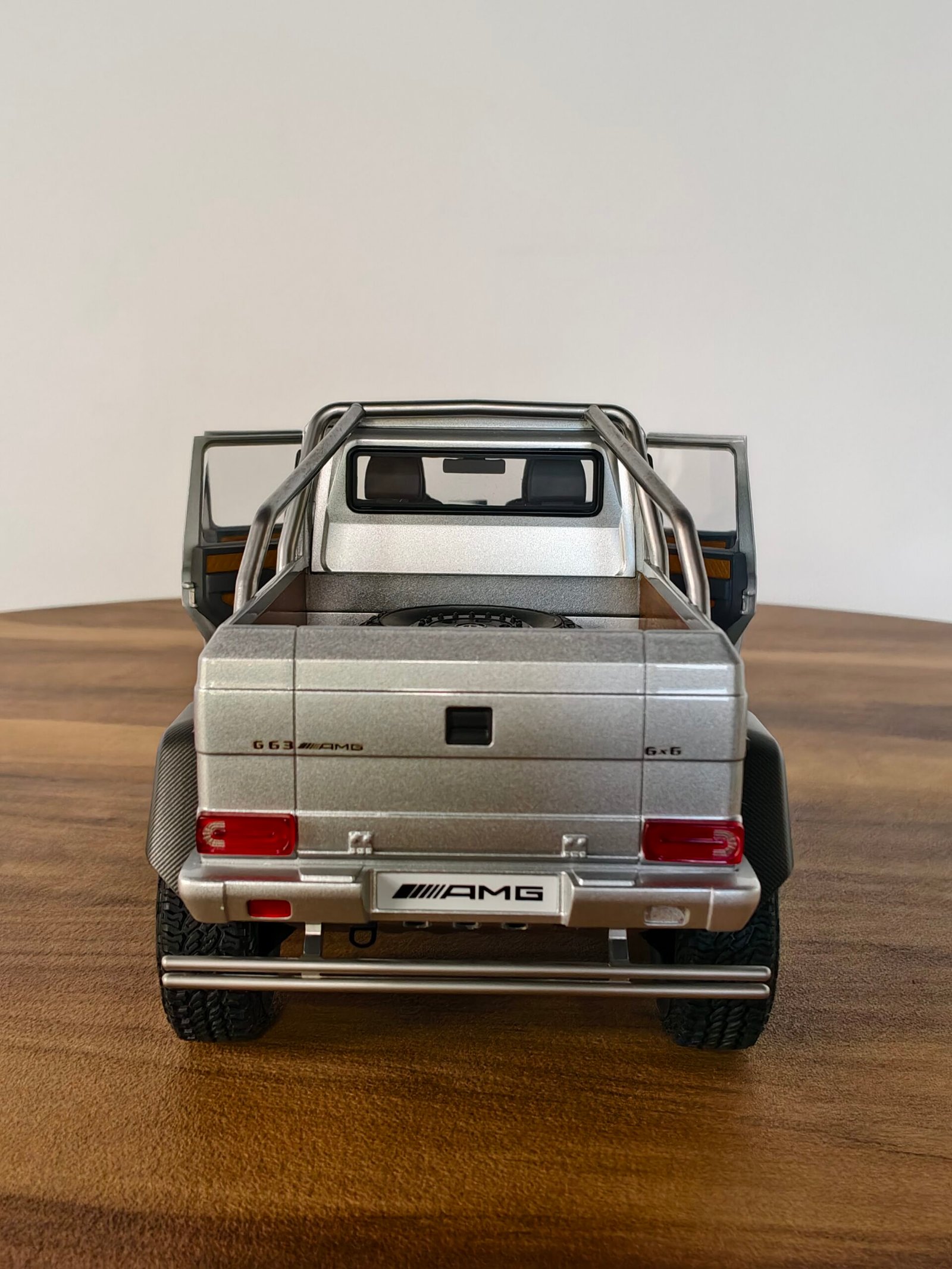 Mercedes Benz G63 AMG 6X6( Silver) 1:18 - Image 6