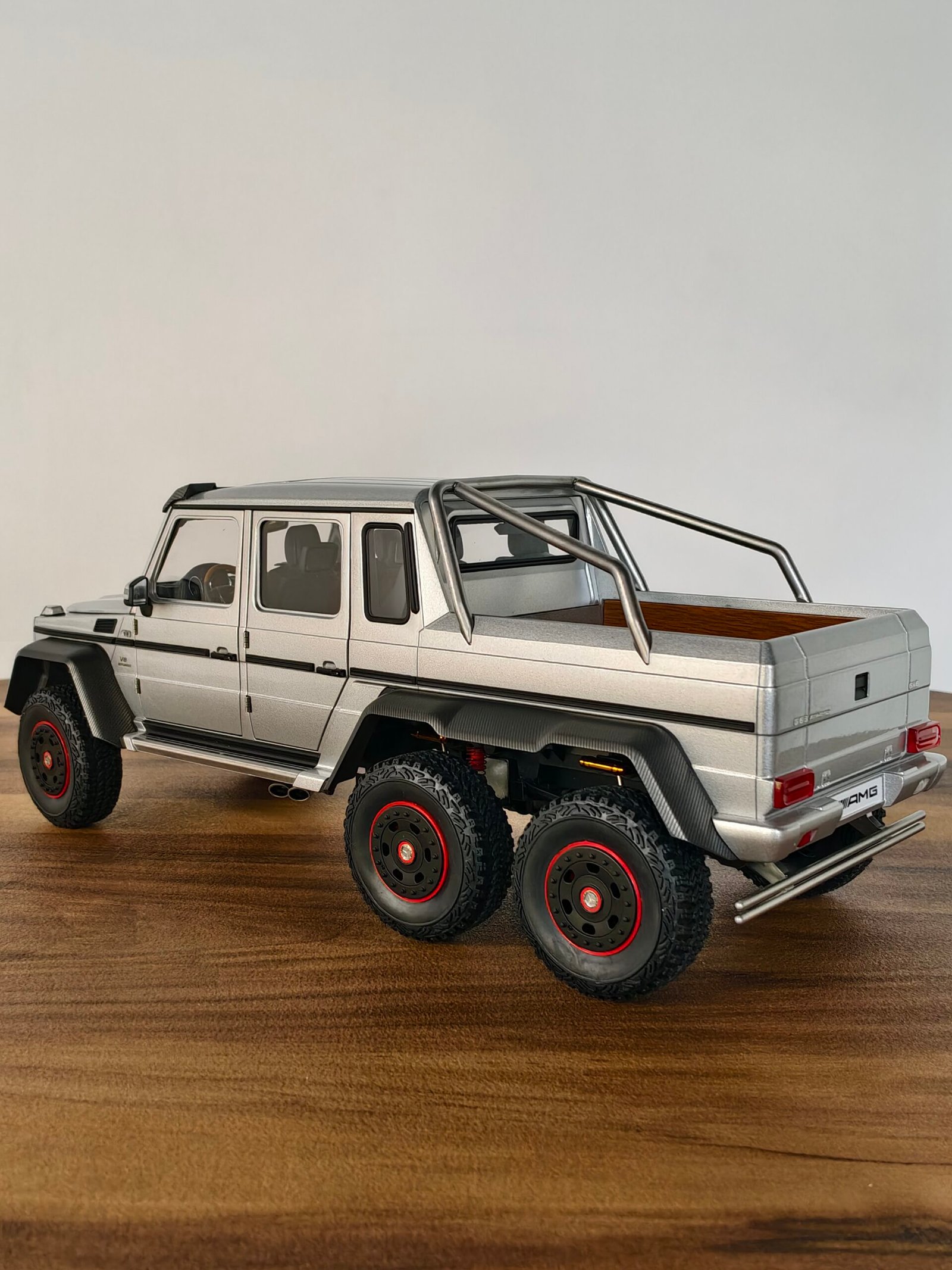 Mercedes Benz G63 AMG 6X6( Silver) 1:18 - Image 7