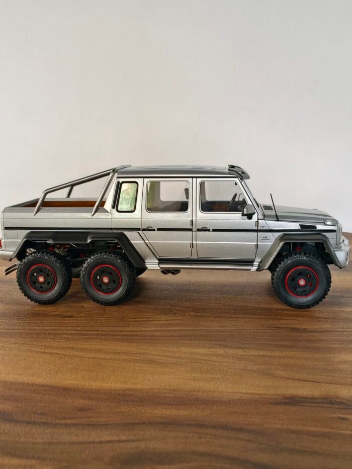 Mercedes Benz G63 AMG 6X6( Silver) 1:18 - Image 8