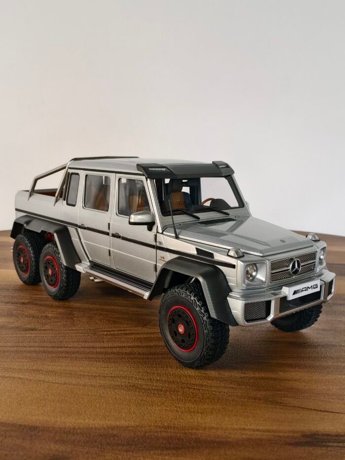 Mercedes Benz G63 AMG 6X6( Silver) 1:18 - Image 2