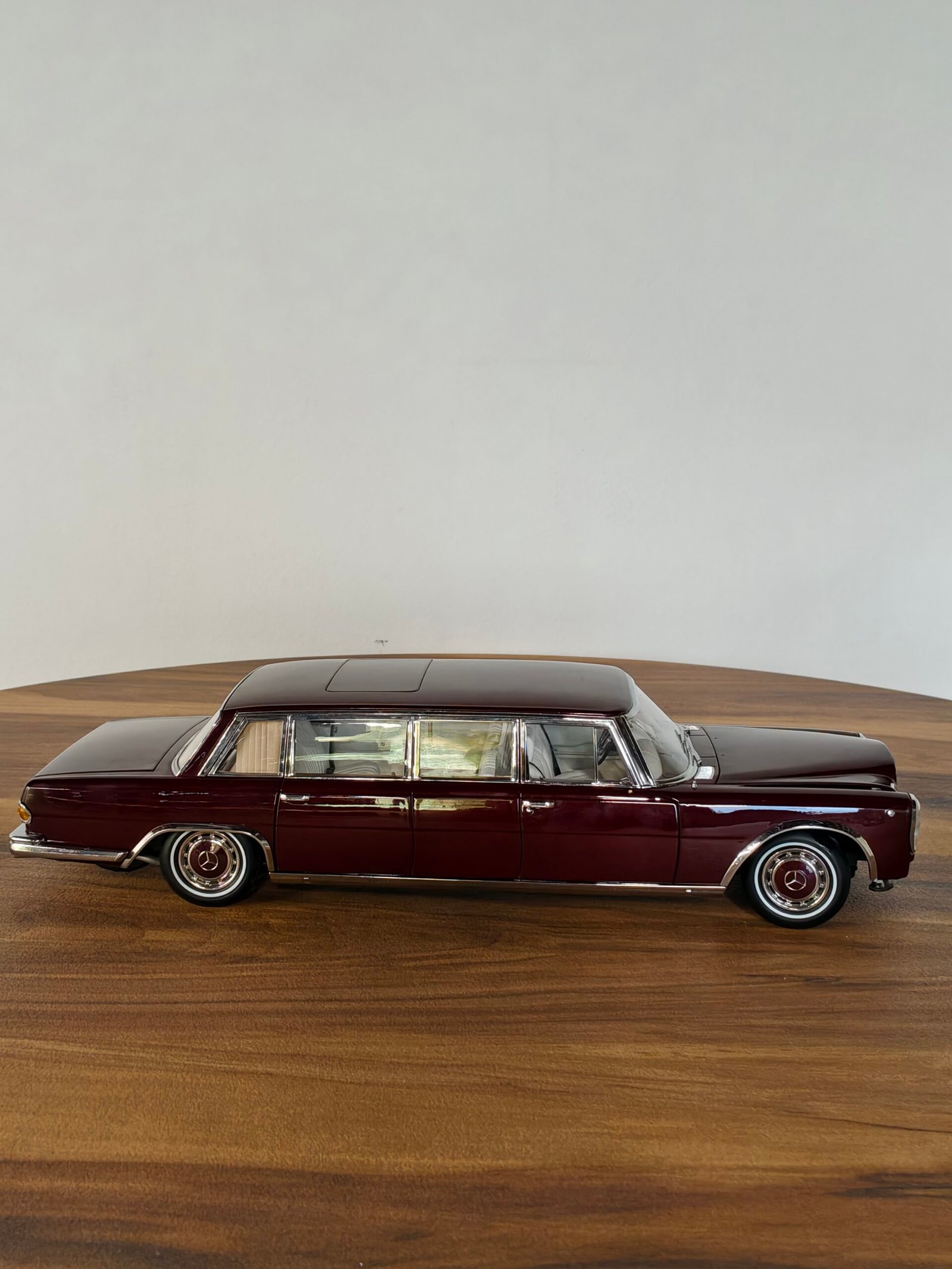 Mercedes-Benz Pullman (Brown) Scale 1/18 - Image 3