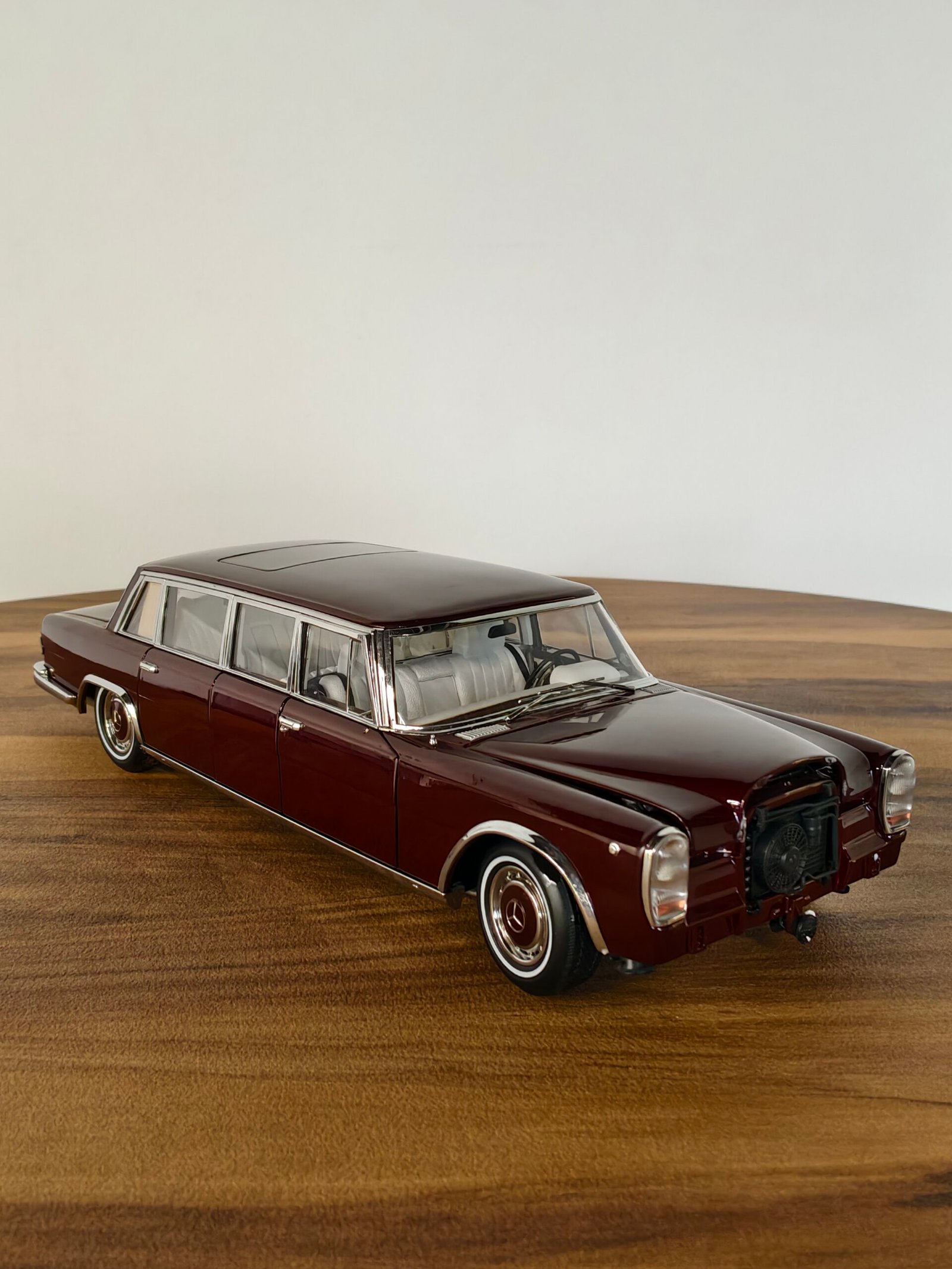 Mercedes-Benz Pullman (Brown) Scale 1/18 - Image 7