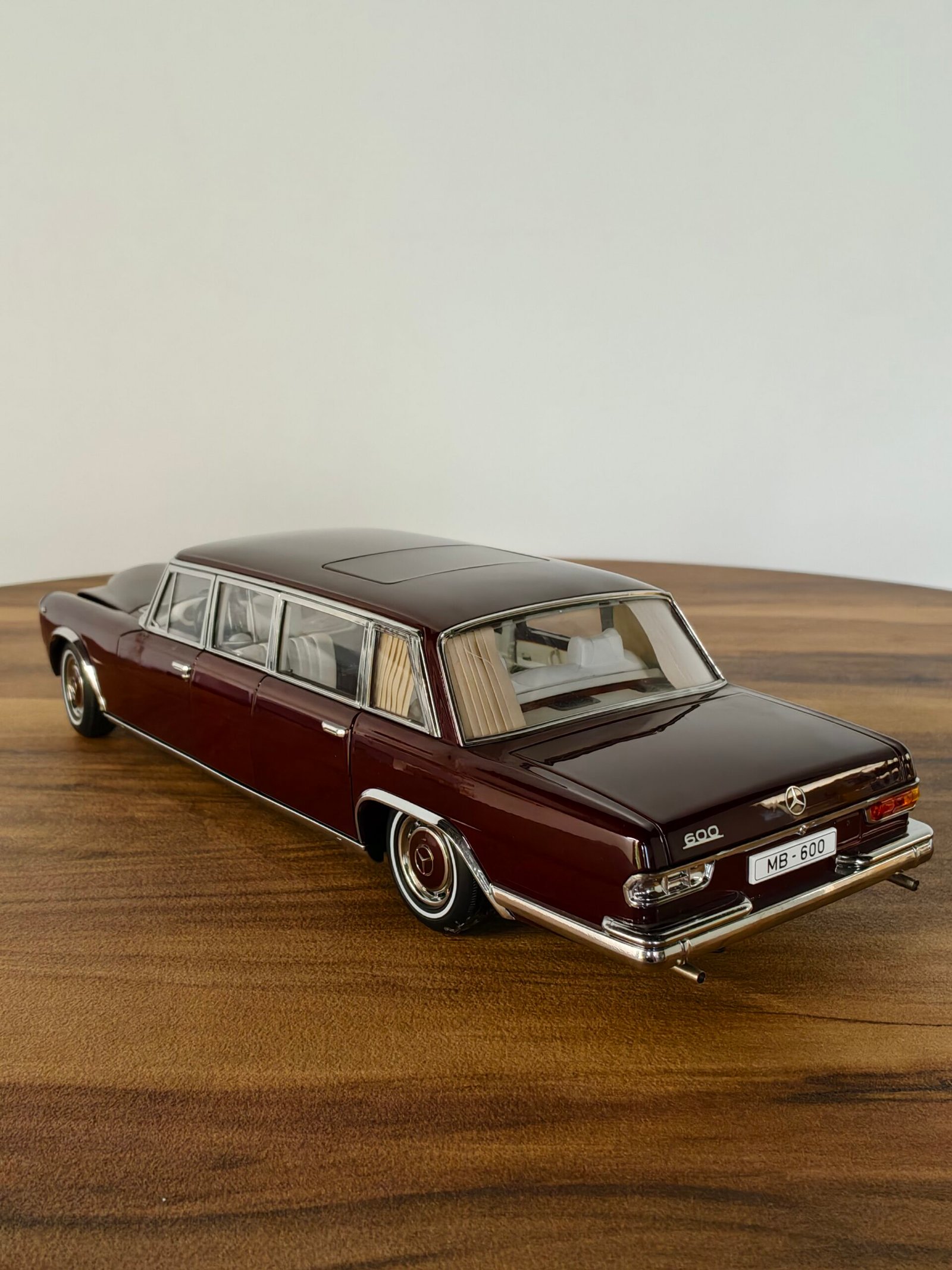 Mercedes-Benz Pullman (Brown) Scale 1/18 - Image 2