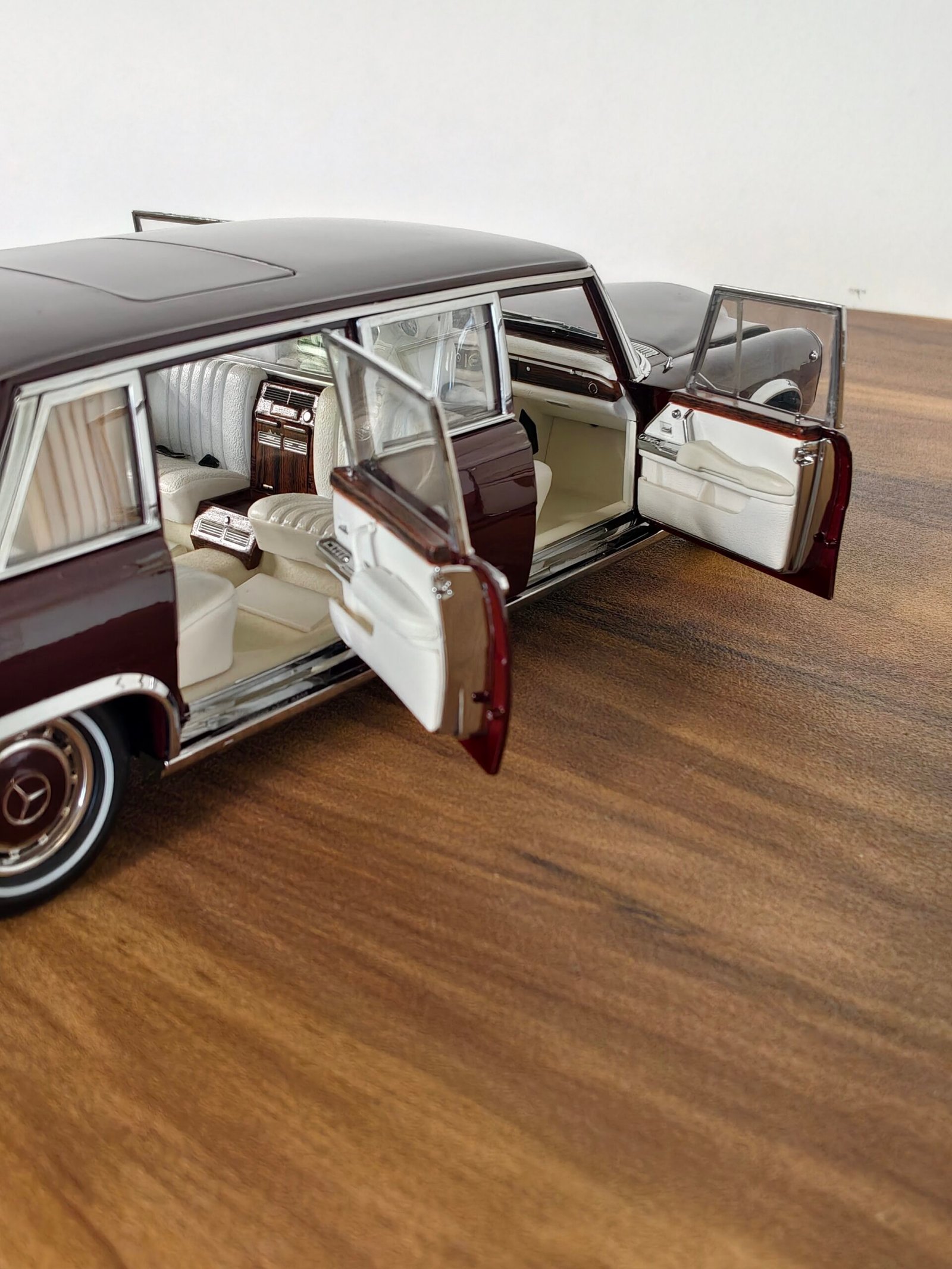 Mercedes-Benz Pullman (Brown) Scale 1/18 - Image 5
