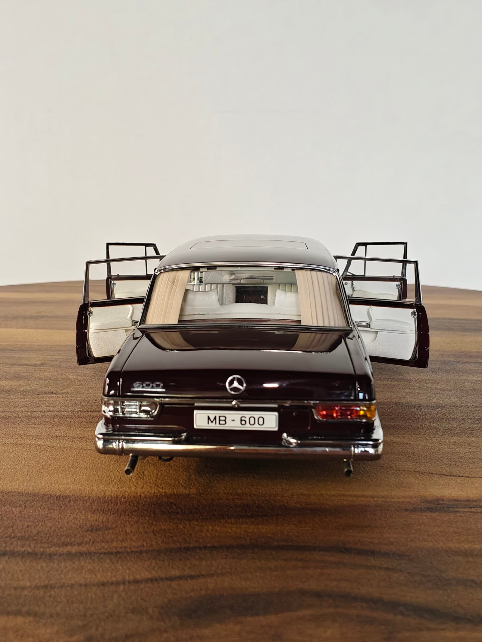 Mercedes-Benz Pullman (Brown) Scale 1/18 - Image 8