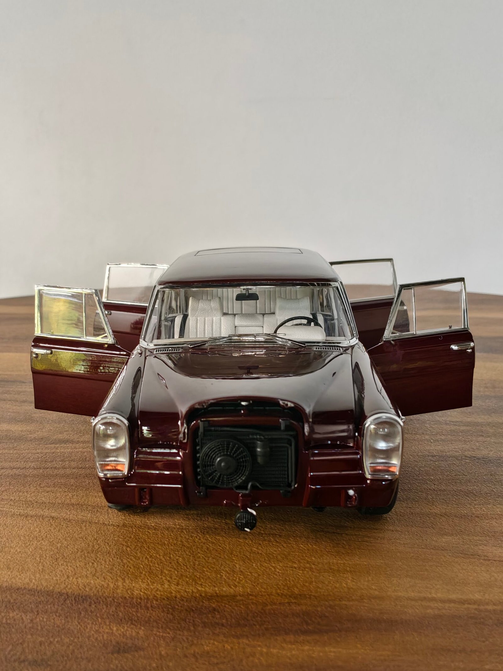 Mercedes-Benz Pullman (Brown) Scale 1/18 - Image 6