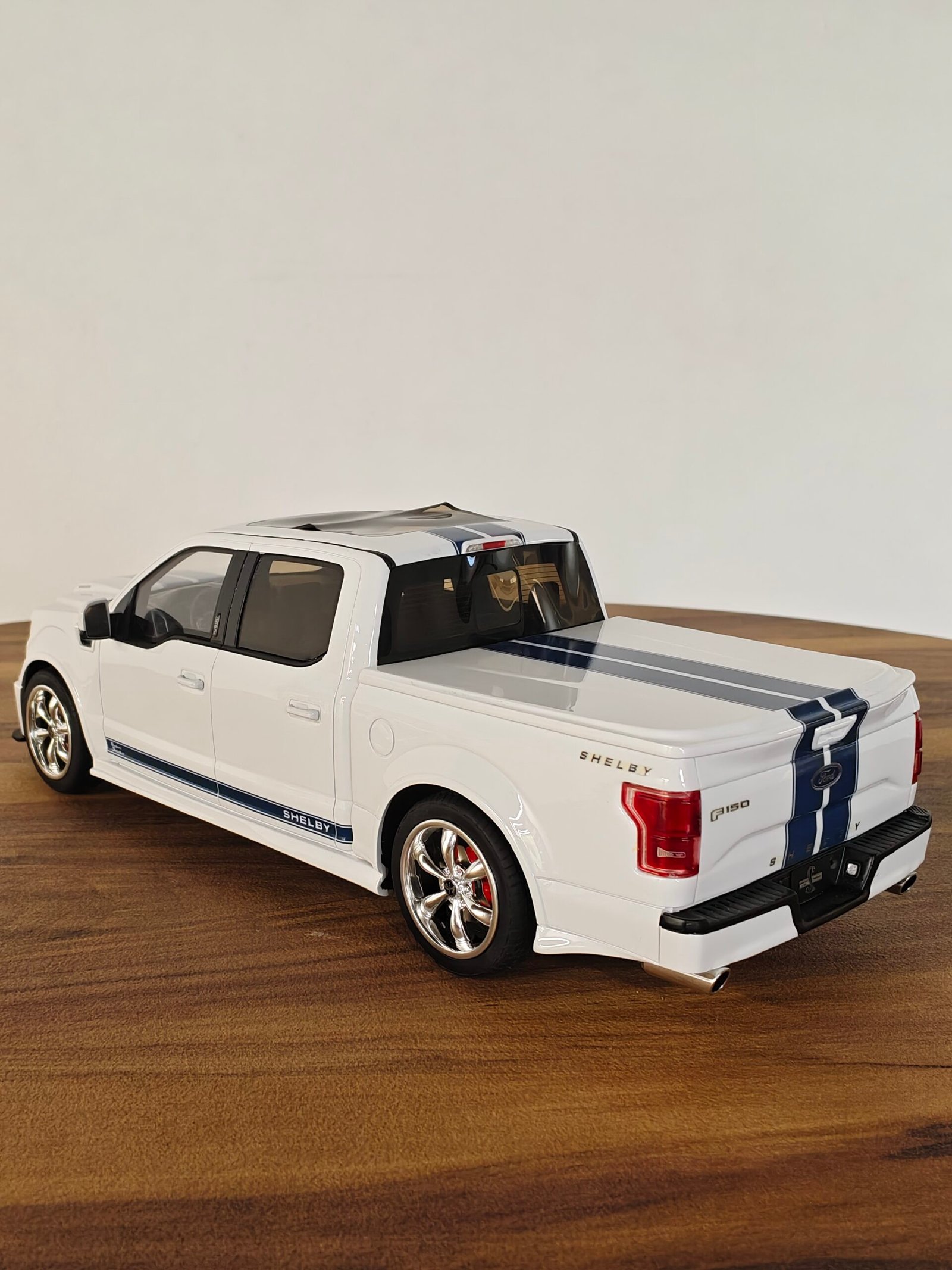 F150 Super Snake (White) Scale 1/18 - Image 2