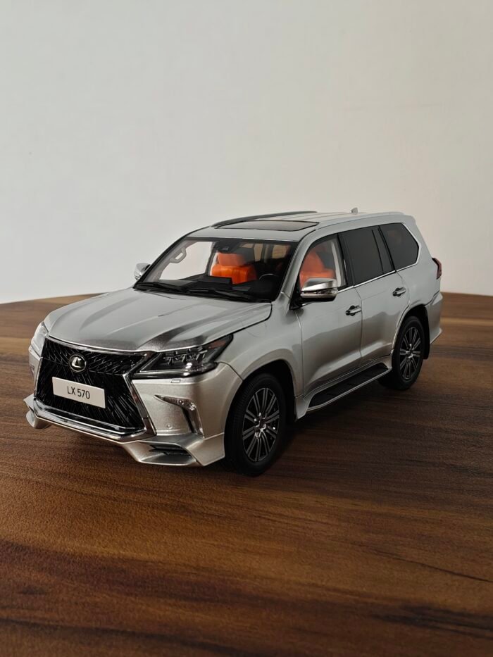 Lexus 570 (Silver) 1:18