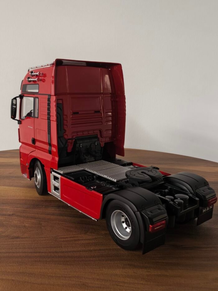 Man TGX XXL (Red) Scale 1/18 - Image 2