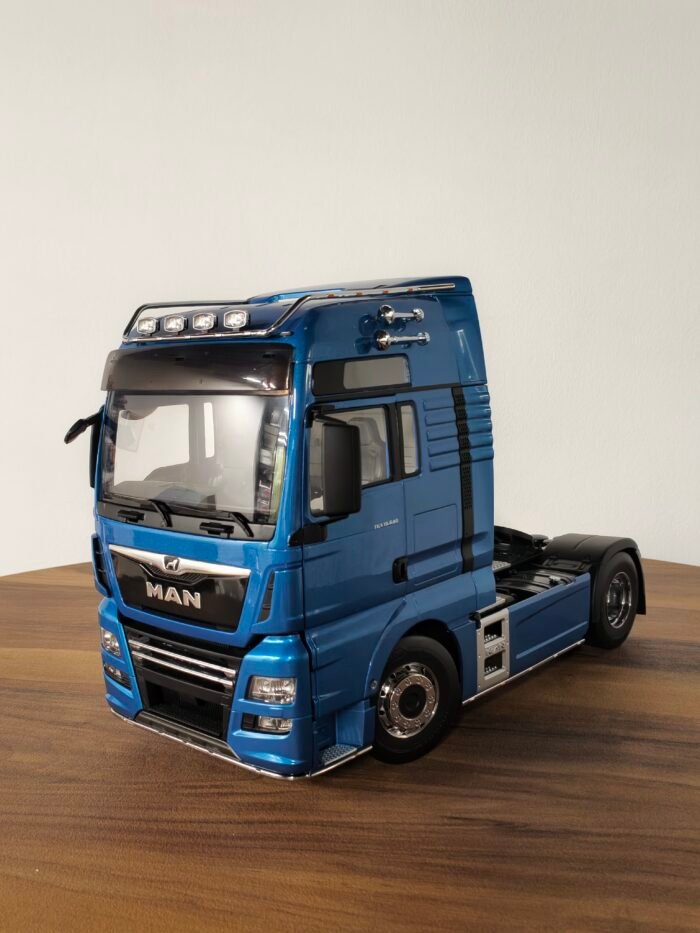 Man TGX XXL (Blue) Scale 1/18