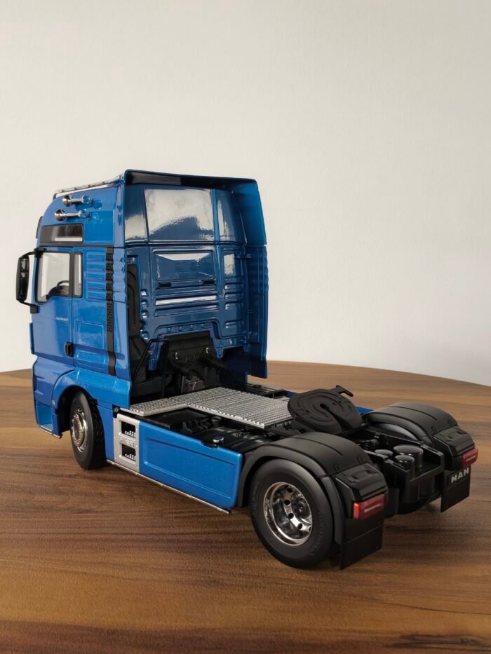 Man TGX XXL (Blue) Scale 1/18 - Image 2