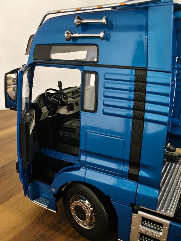 Man TGX XXL (Blue) Scale 1/18 - Image 5