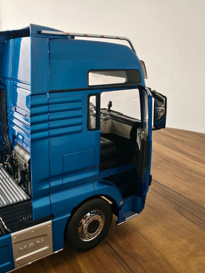 Man TGX XXL (Blue) Scale 1/18 - Image 6