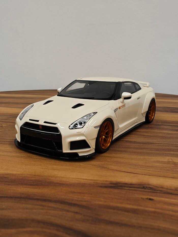 Nissan GT-R R35 (White) Scale1:18