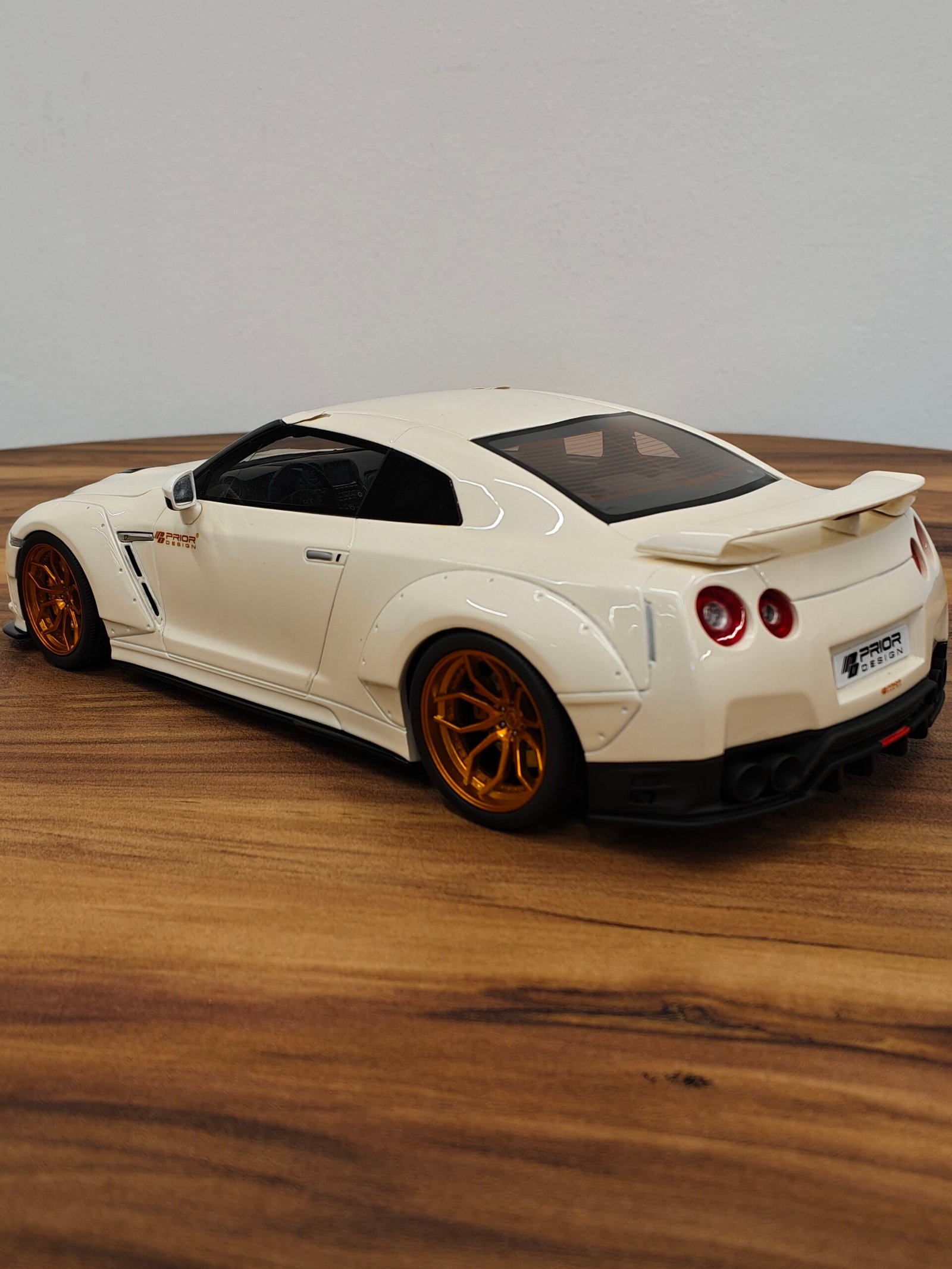 Nissan GT-R R35 (White) Scale1:18 - Image 2
