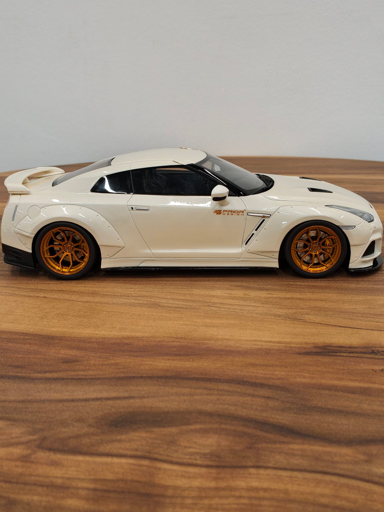 Nissan GT-R R35 (White) Scale1:18 - Image 3