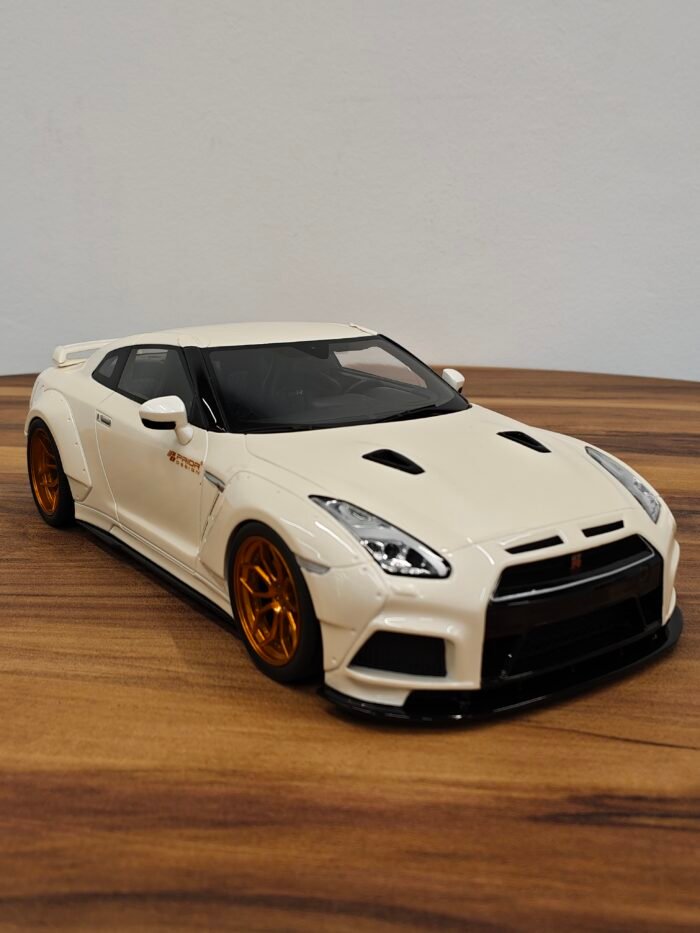 Nissan GT-R R35 (White) Scale1:18 - Image 4