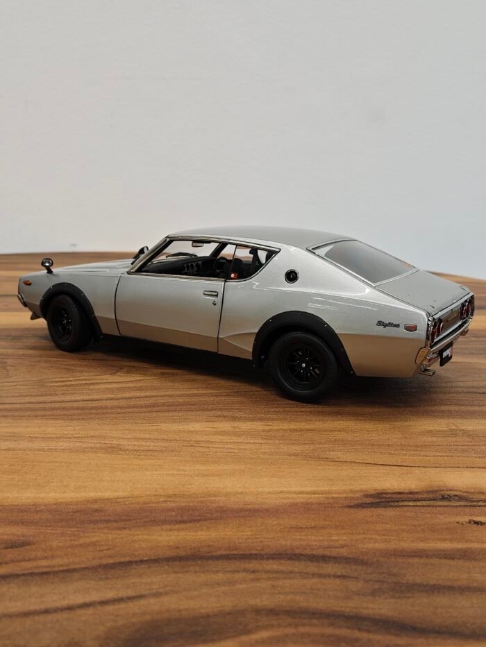 Nissan Skyline 2000Gt-R KPGC110 (Silver) 1:18 - Image 2