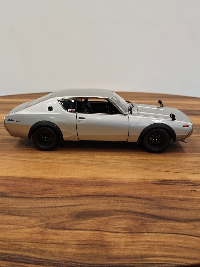 Nissan Skyline 2000Gt-R KPGC110 (Silver) 1:18 - Image 3