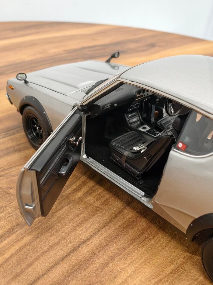 Nissan Skyline 2000Gt-R KPGC110 (Silver) 1:18 - Image 5