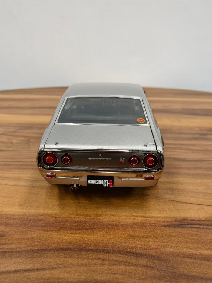 Nissan Skyline 2000Gt-R KPGC110 (Silver) 1:18 - Image 7