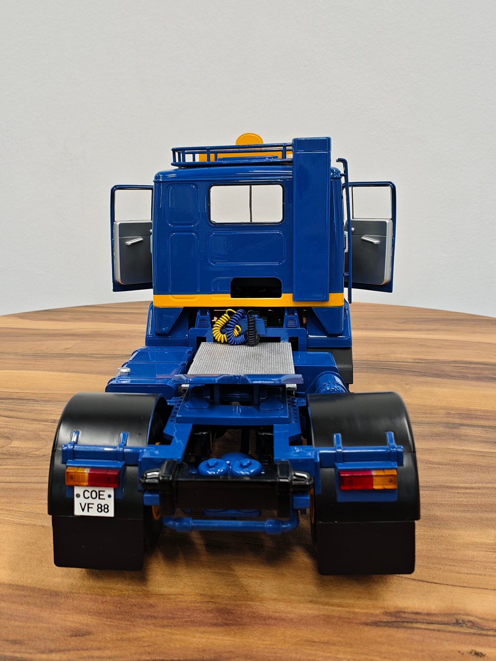 Road King Volvo Truck (Blue) Scale 1/18 - Image 8