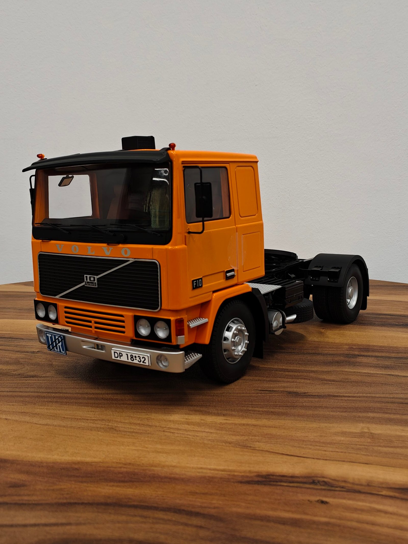 Road King Truck (Orange) Scale 1/18