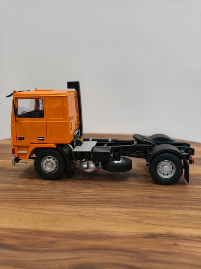 Road King Truck (Orange) Scale 1/18 - Image 3