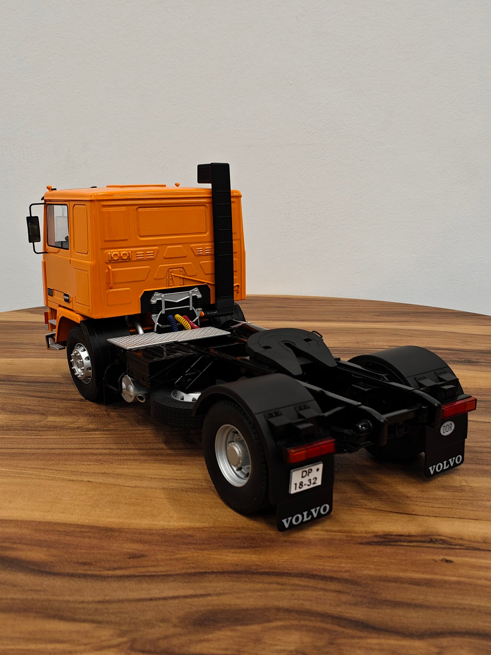 Road King Truck (Orange) Scale 1/18 - Image 2