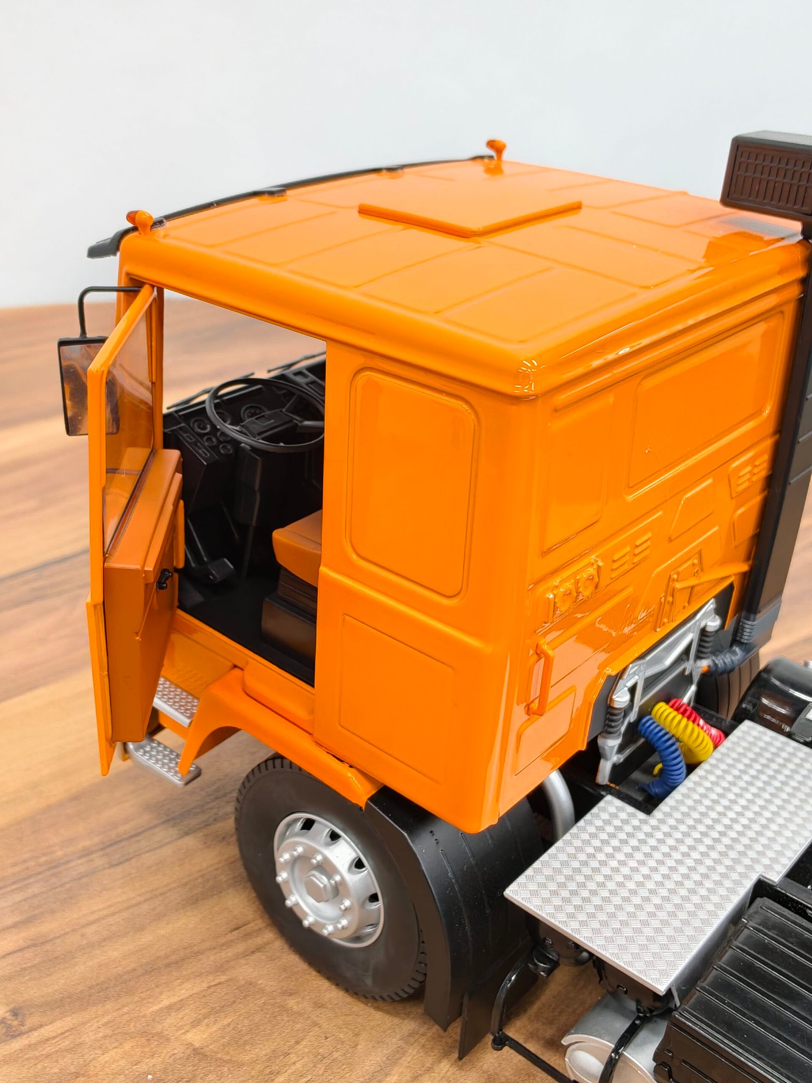 Road King Truck (Orange) Scale 1/18 - Image 4