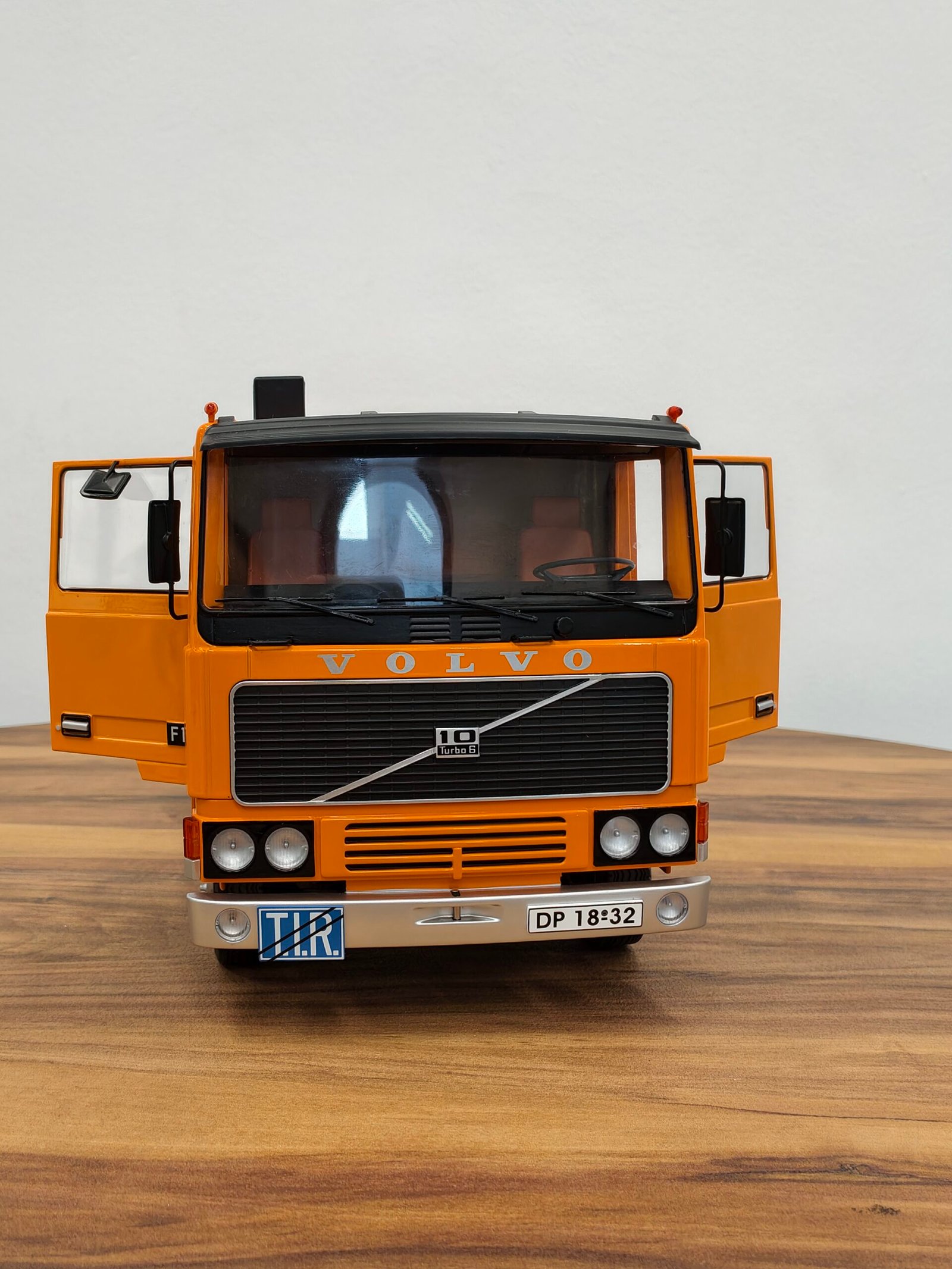 Road King Truck (Orange) Scale 1/18 - Image 7
