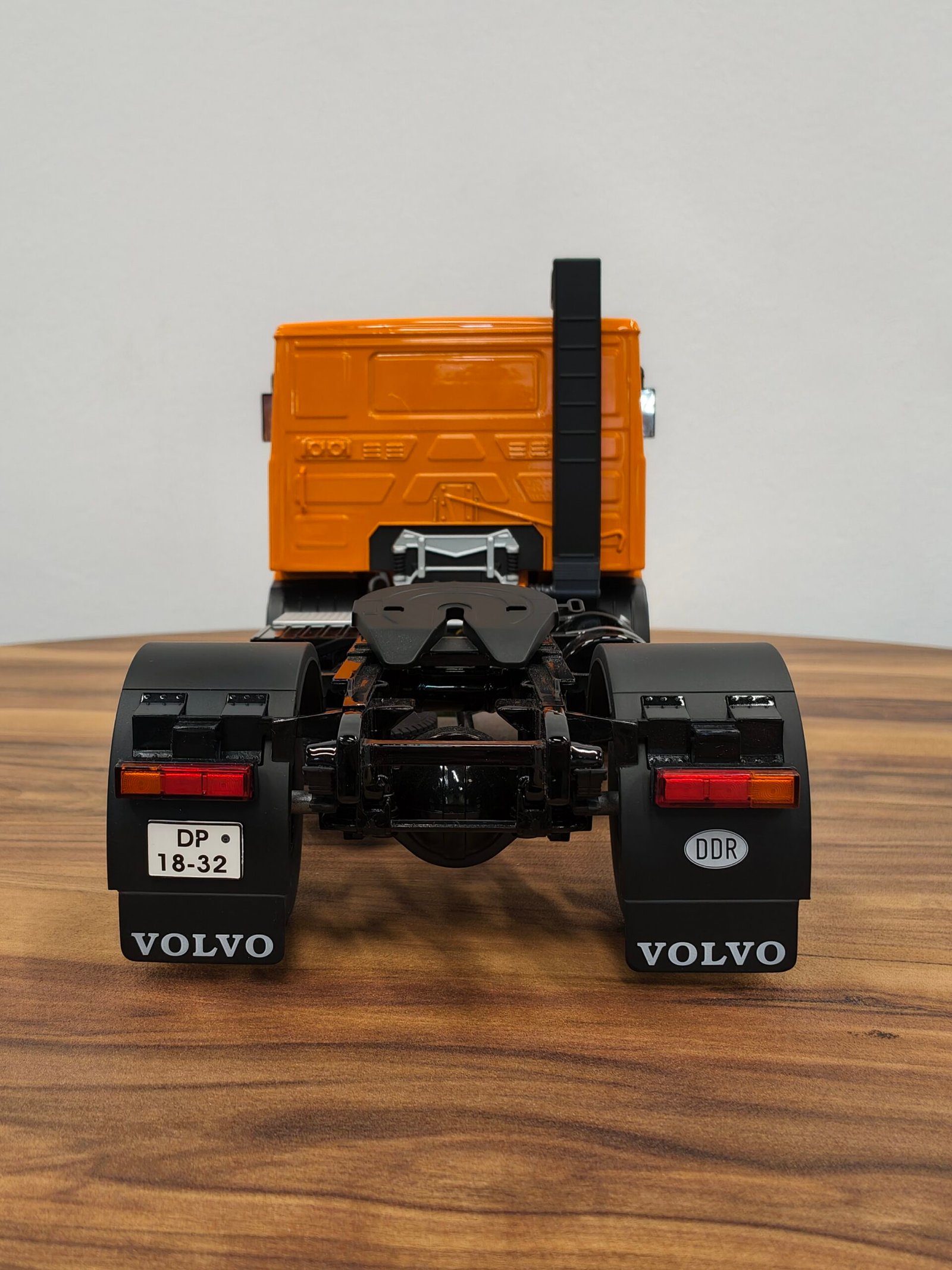 Road King Truck (Orange) Scale 1/18 - Image 8